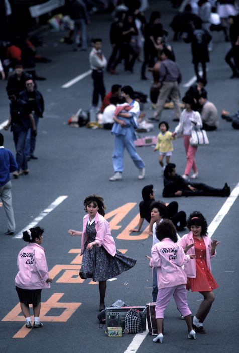 20aliens:  Shanghai, 1981. Two pedestrians halt for morning Tai Chi exercises on Shanghai street / Tokyo, 1984. Harajuku dance groups imitating American rock and roll on main street of neighbourhood closed only for dancing on Sundays. By Burt Glinn 