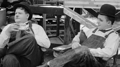 limbosfera: Oliver Hardy and Stan Laurel on the set of Towed in a Hole.