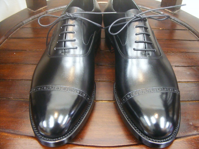 安定の黒靴 KOKON FactoryMade「407」 パンチドキャップトゥモデル .