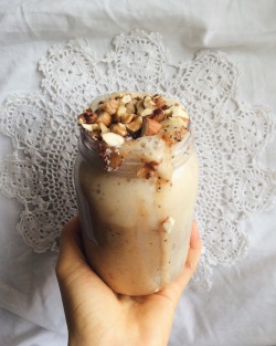 annietarasova:  Breakfast: caramel banana thickshake 😩 RECIPE?! LINK IN BIO! 🍌🍌🍌🍌 #raw #vegan PERFECT if you have a sweet tooth 🍨  Instagram: @annietarasova
