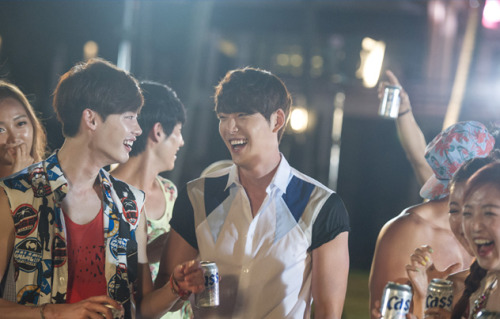 gilbakk: [Part.1] Lee Jong Suk＆Kim Woo Bin - BEER「Cass Fresh」website gallery! Source: http://www.ca