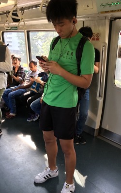 uniboysg:Cutie spotted in the train…😁🤗😁🤗