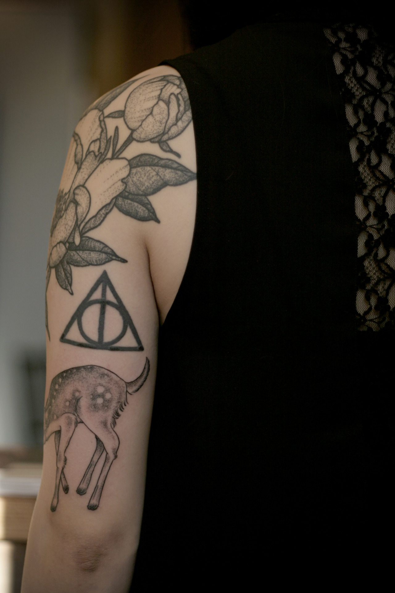 kirstenmakestattoos:  Cute stippled fawn for Jia right under a gorgeous Erik Jacobsen