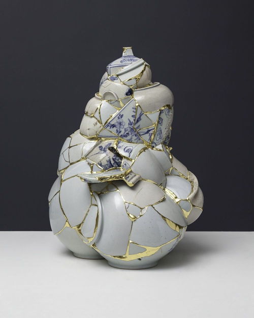 culturenlifestyle:Rejected Broken Porcelain Restored More Beautifully With Gold Lining Korean artist