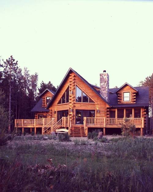 goldeneagleloghomes: Photos and floor plans of this custom home are at www.GoldenEagleLogHomes.com   #loghomes #loghome #logcabins #cabin #logcabins #home #homes #houzz #rusticliving #outdoors #nature #loghomeliving #construction Ugh goalsss