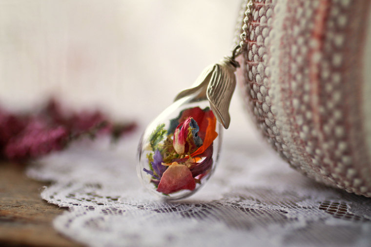 satans-victims:  sosuperawesome:  Crystal terrarium, dandelion, rose, wildflower