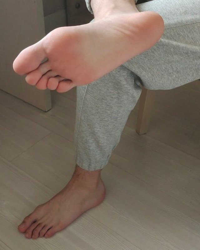 barefeetandballcaps:Are my feet pretty&hellip; great foot