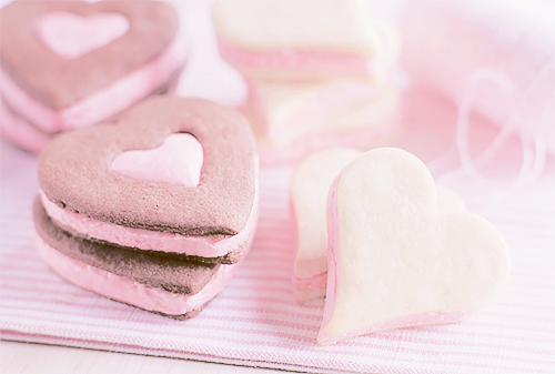 nigai:Chocolate Shortbread Sandwich Cookies with Fresh Raspberry Buttercream Filling (by Driscolls)