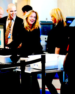 ameliepouiain:  Dakota Johnson at LAX airport with her family in 2009. 