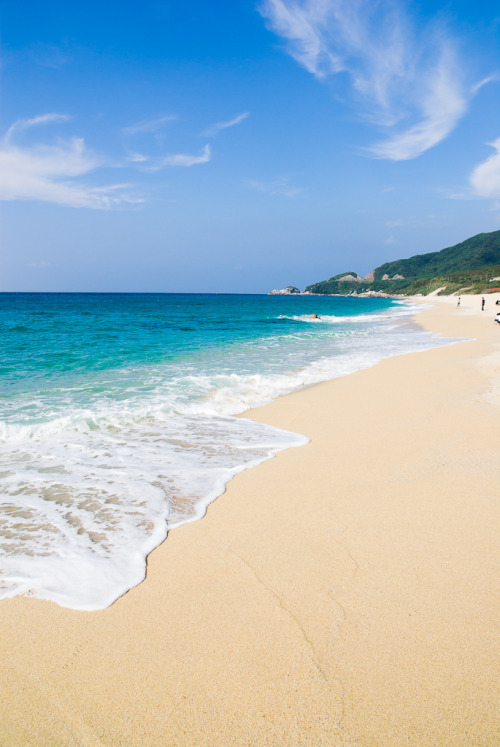 drxgonfly:  Loggerhead turtle beach in Japan (by Ippei & Janine Naoi) 