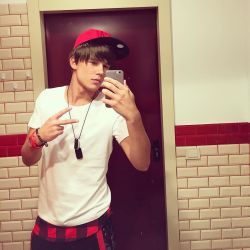 selfie-guys:  Tai ar bent kiek panašus buvau į Bieberį?😂😂 view here: http://ift.tt/1MaDl9h [ posted by janaudrius on October 05, 2015 at 05:14AM ]