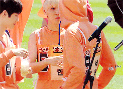 cheolyans:  Luhan hyung playing with his dongsaengs   