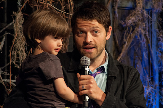 acklesswag:  Misha explaining to West that all the ‘flashing lights’ are people