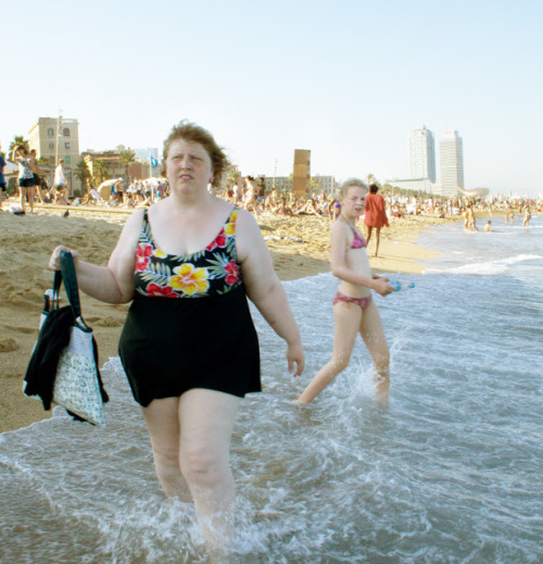 yanndere:  tibets:  el-dispute:  Woman Photographs Herself Receiving Strange Looks in Public “I now reverse the gaze and record their reactions to me while I perform mundane tasks in public spaces. I seek out spaces that are visually interesting and