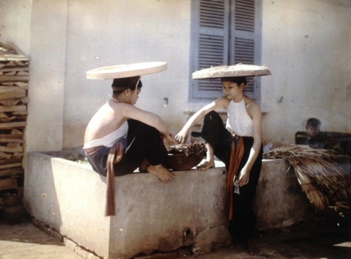 old-vietnam: Two young Vietnamese women sitting on the edge of a cistern, ph. by Leon Busy, 1915