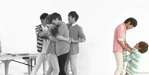 screaming-in-silent:  GUYS… GU…. GUYS… PLEASE…. IT’S KINDA PUBLIC HERE. I’LL FIND A ROOM FOR YOUR GUYS OKAY?   Cr: infinite44 