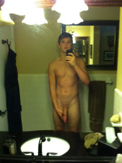 realdudesnaked:    Follow me at “Real Dudes