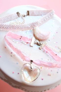 Littleshoppingsource:crystal Heart Pink Lace Choker // $18.00