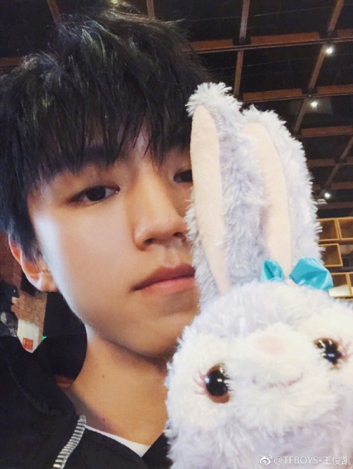 for-junkai: [wjk] 180413: The elite at the claw machine, the reward for the 4000w followers is comin