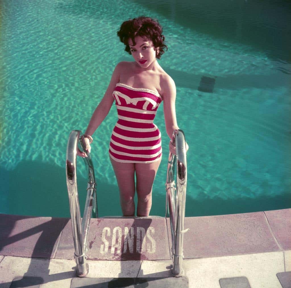 fawnvelveteen:
“Mara Lane in a striking red and white striped bathing costume at the Sands Hotel, Las Vegas, 1954. (Photo by Slim Aarons)
”
Stunning