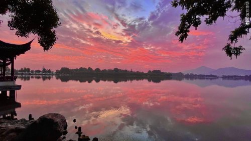 fuckyeahchinesegarden:dawn on xuanwuhu, nanjing, jiangsu province by 方方华华