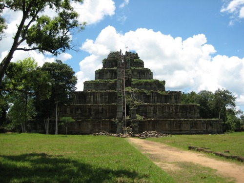 Its not a Maya pyramid is a hindu temple, Koh Ker temple, Camdodia