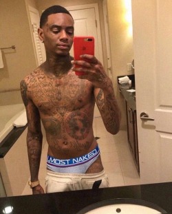 blackboyaddictionz:  jellogunit: robertjjj:  💋💋💋💋  Are those thongs?? Turn around 😉  Right??? Lol. 