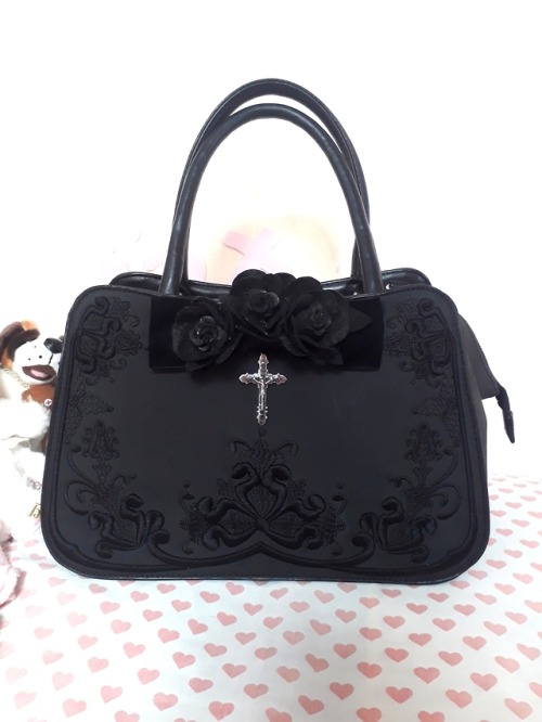sewaikosew: Not sewing related, but this offbrand bag arrived today. So I painted it black and custo