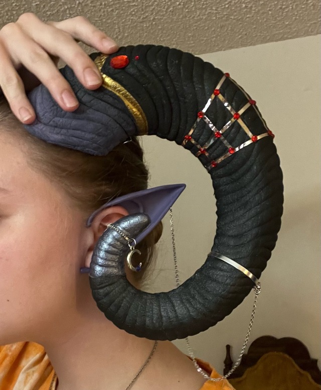 Finished my new Mollymauk horns for a Mighty Nein photoshoot this weekend!
I LOVE how they turned out. Thinking of making 