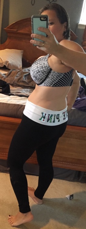 naughtynurse529:  #me   Sporting my new yoga pants today!!