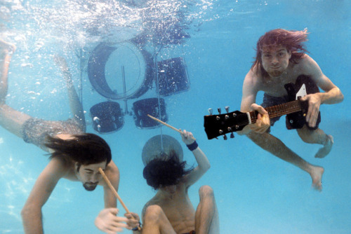 retropopcult:Dave Grohl, Kurt Cobain and Krist Novoselic at the photo shoot for Nirvana’s Nevermind 