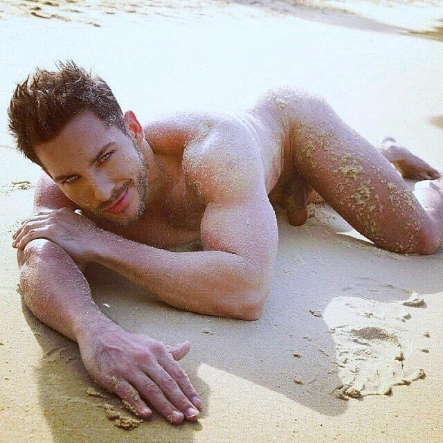 DESNUDOS EN LA PLAYA