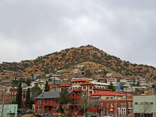 magicalhomesandstuff:This is Bisbee, Arizona, a little town of about 5,300 people.And, this is where