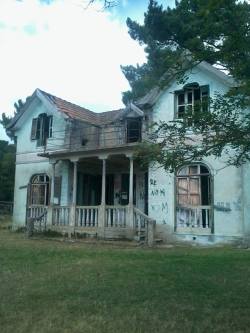 destroyed-and-abandoned:  Haunted House in