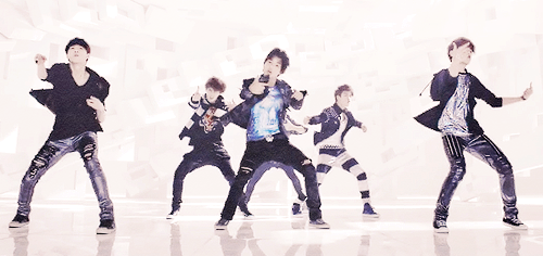 baekhyu-n:  similar moves in mama & growl 