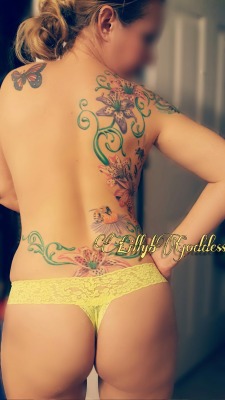 hot-soccermom:  Our Saturday submission. 💋💋💋💋❤❤❤❤  @LillybGoddess  The yellow brings out your flowers 🌼