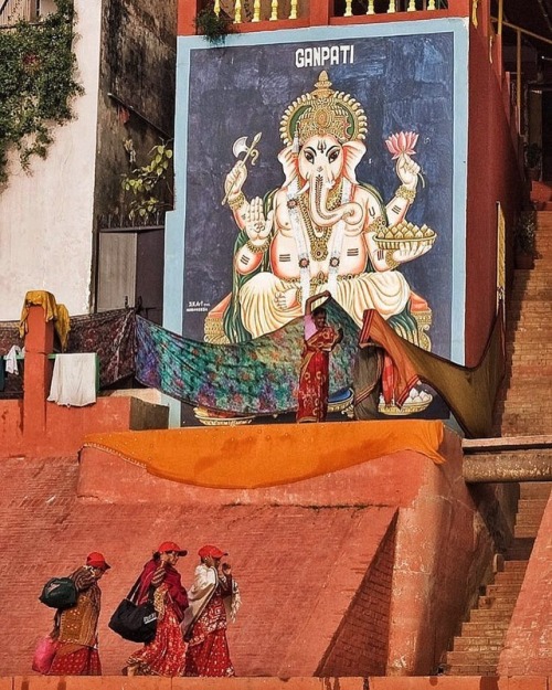 uijayi: kumarpandeysantosh:#varanasi #ganesh #people #life #kashi #banaras #benares (at Varanasi, In