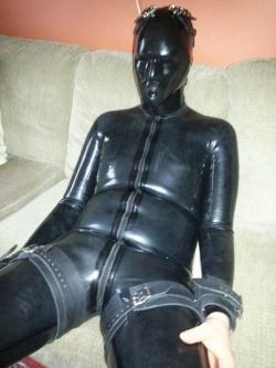 rubbertopboys:Sunday morning lounging in rubber at a Friend ;)