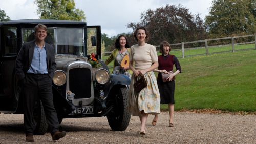 Call the Midwife é uma série de televisão britânica criada por Heidi Thomas, baseada nas memórias de