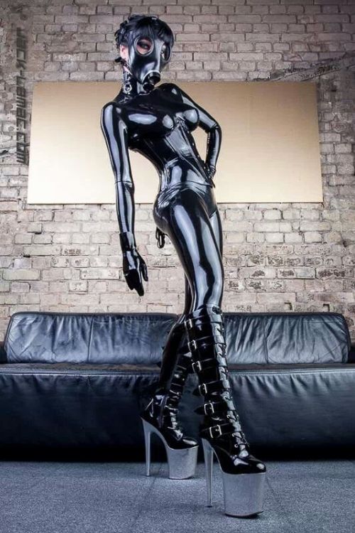 latexfemdom:  Model: La Trisha (correct me if I’m wrong) 