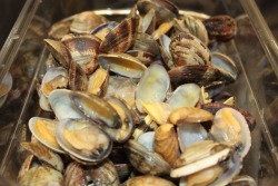 sab-io:  kitchenbrain:  Ho già parlato altre volte della mia idea sulla pasta alle vongole… Ormai (meteo a parte) è estate piena, e questa è la pasta di mare per eccellenza! Qualche dritta: - aprite le vongole in una bella padella larga facendo si