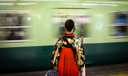 karacastro:  Girl catching the train after Kyūdō (Japanese archery) practice in Kyoto, Japan.  おけいはん