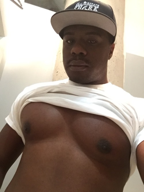 infamouskalel:  mascfldude:  Instagram - DARKSKINBROTHA813  Mmm