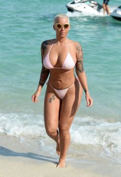 sexy-bikini-babe:  Amber Rose