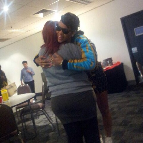 rihannalb:Rihanna meeting fans tonight (1/10) in Melbourne DWT.