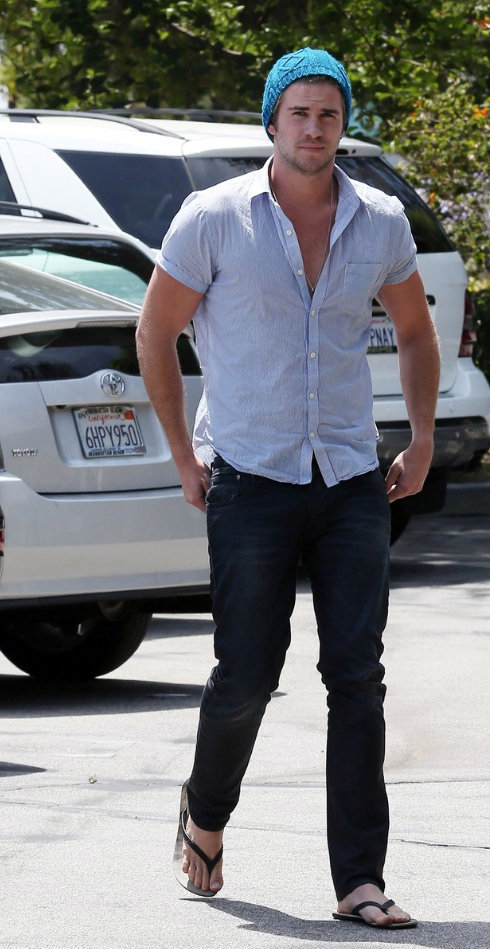 starringroles:  Liam Hemsworth candids 2