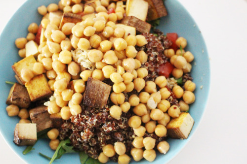 Red quinoa salad with tofu and chickpeas.