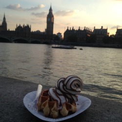 uncuties:  I took this picture one week ago, I think it was one of the happiest days in my life, why? because I was eating a belgian waffle with ice cream in one of the most beautiful cities in the world : London. 