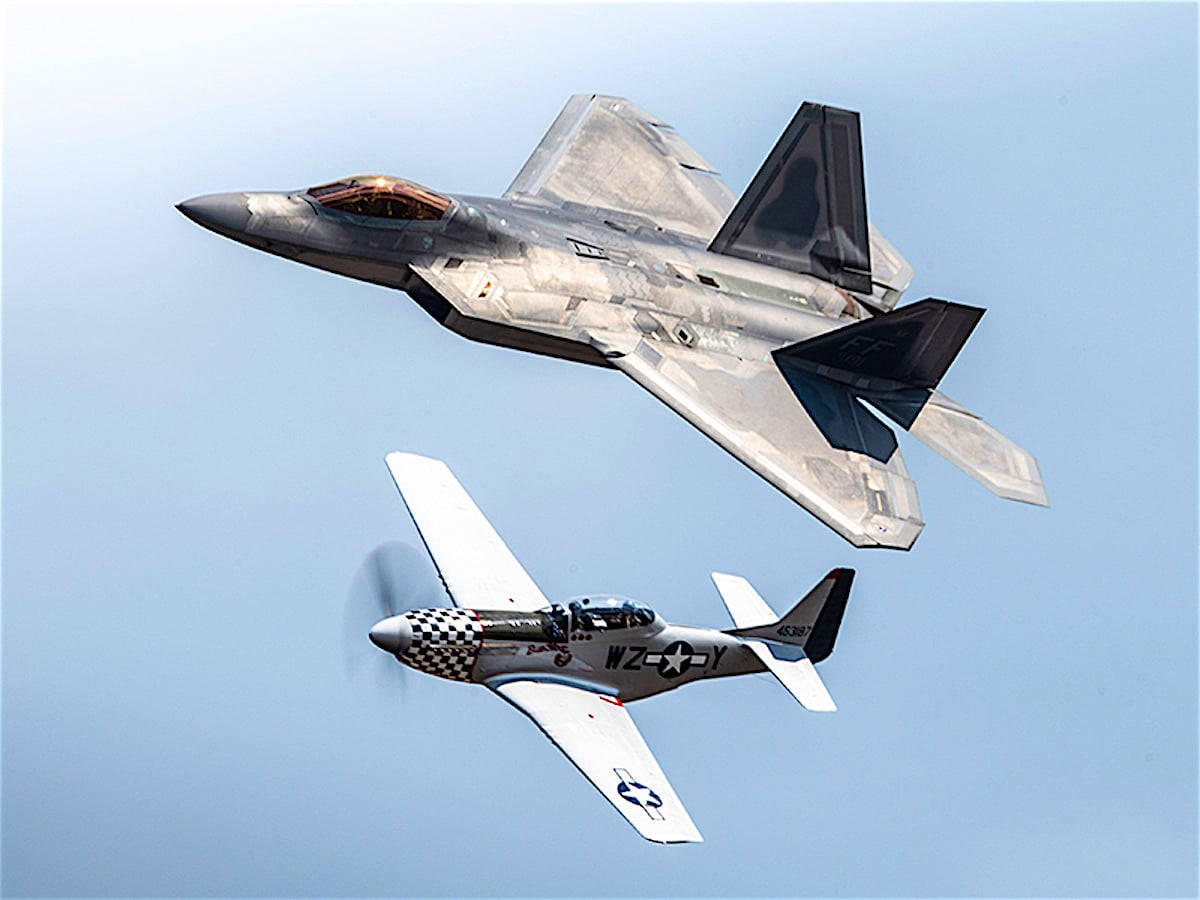 planesawesome:Raptor Flying With One Of The GreatestFighters Ever!