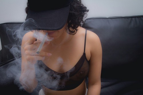 porn-hug:  hot-babygirl:  💄✨     